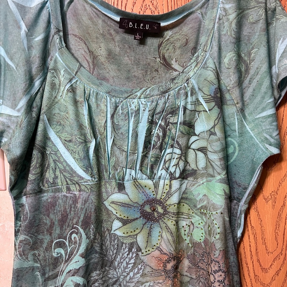 Soft spring colors ladies blouse sz large